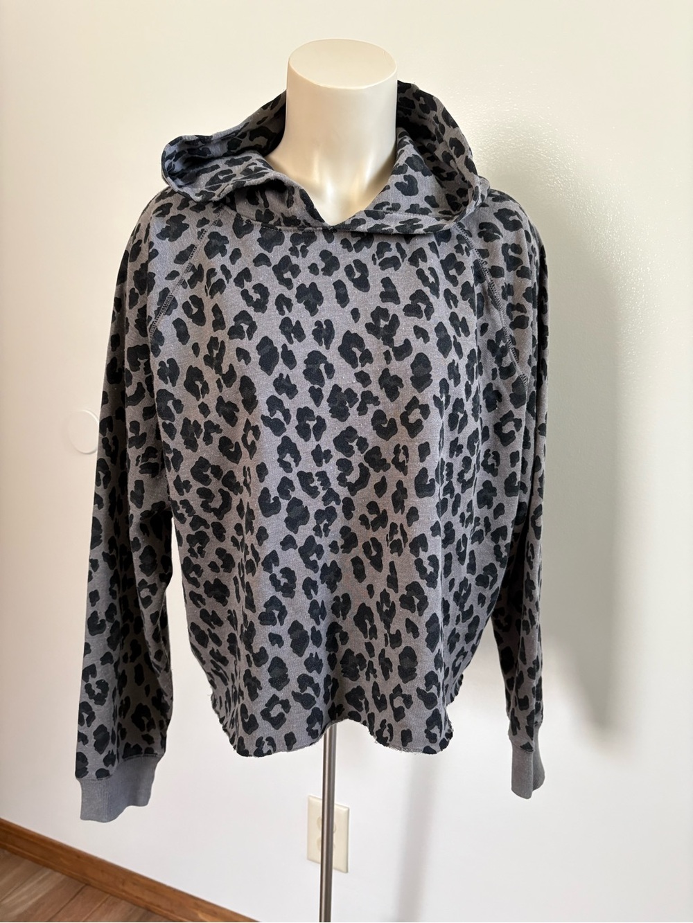 Lucky Brand Gray/Black Leopard Print Cropped Hoodie Sweatshirt Raw Hem Large